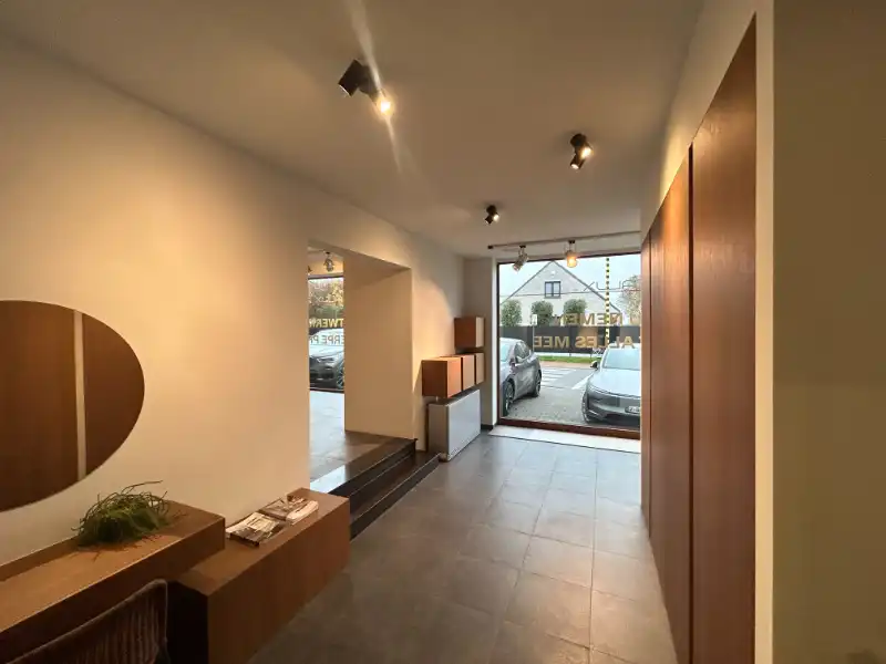 Ruime handelsruimte/toonzaal (338 m²) met 6 privéparkings – toplocatie! foto 7
