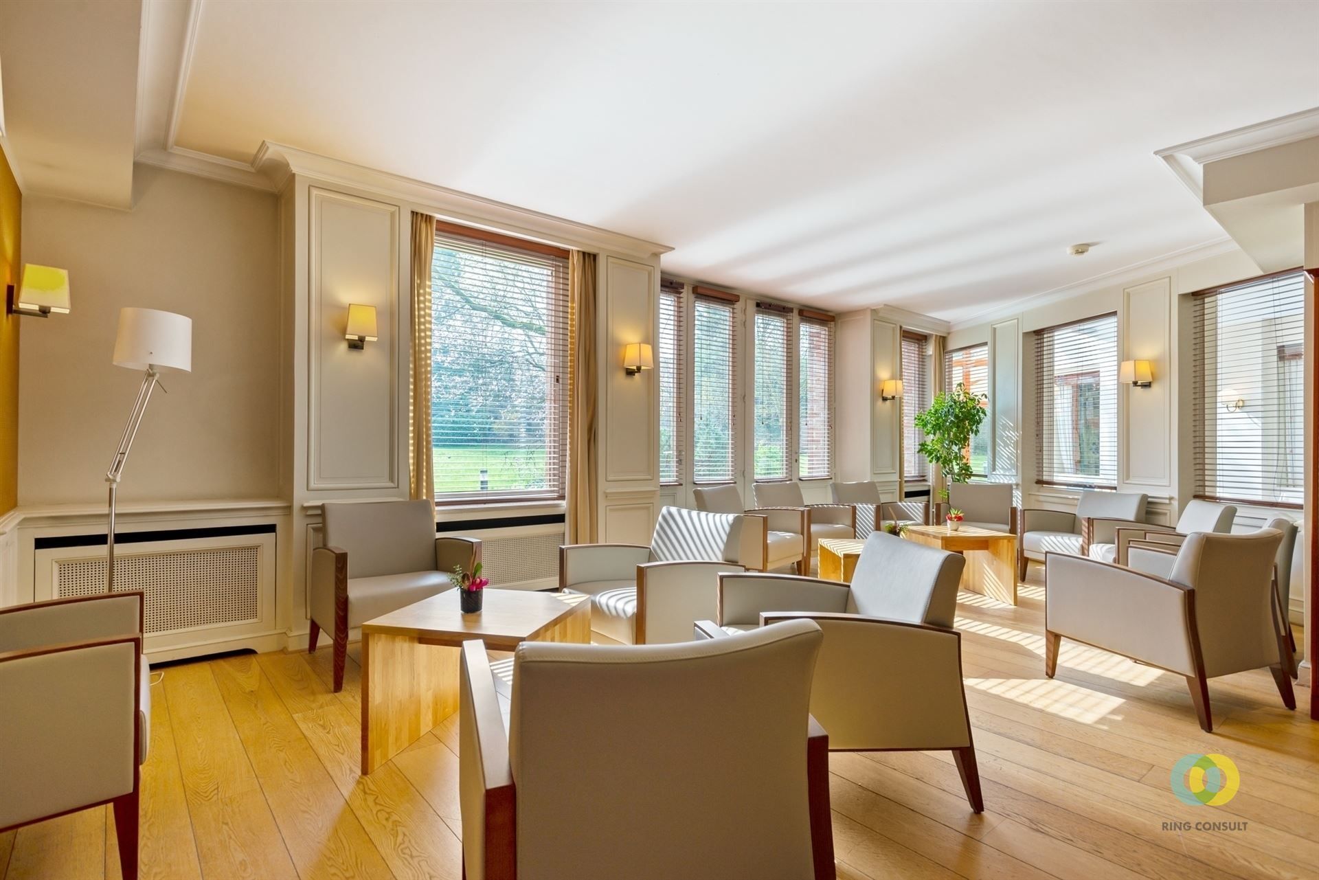 ** IN OPTIE ** Serviceflat op toplocatie nabij Dumonplein foto 2