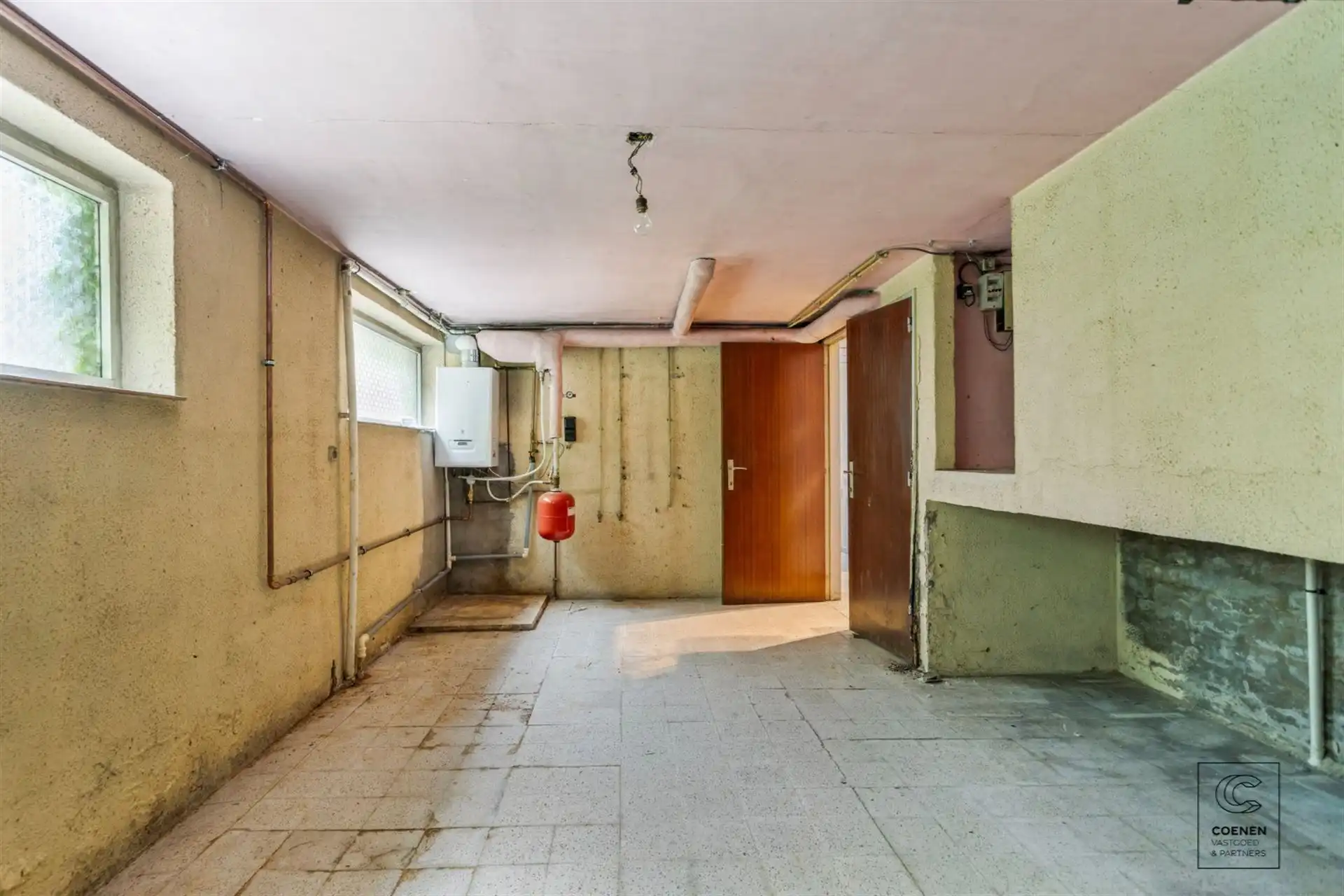 Te renoveren woning met 4 à 5 slpk' s, 236 m² bew. opp. op perceel van 3.990 m²! foto 16