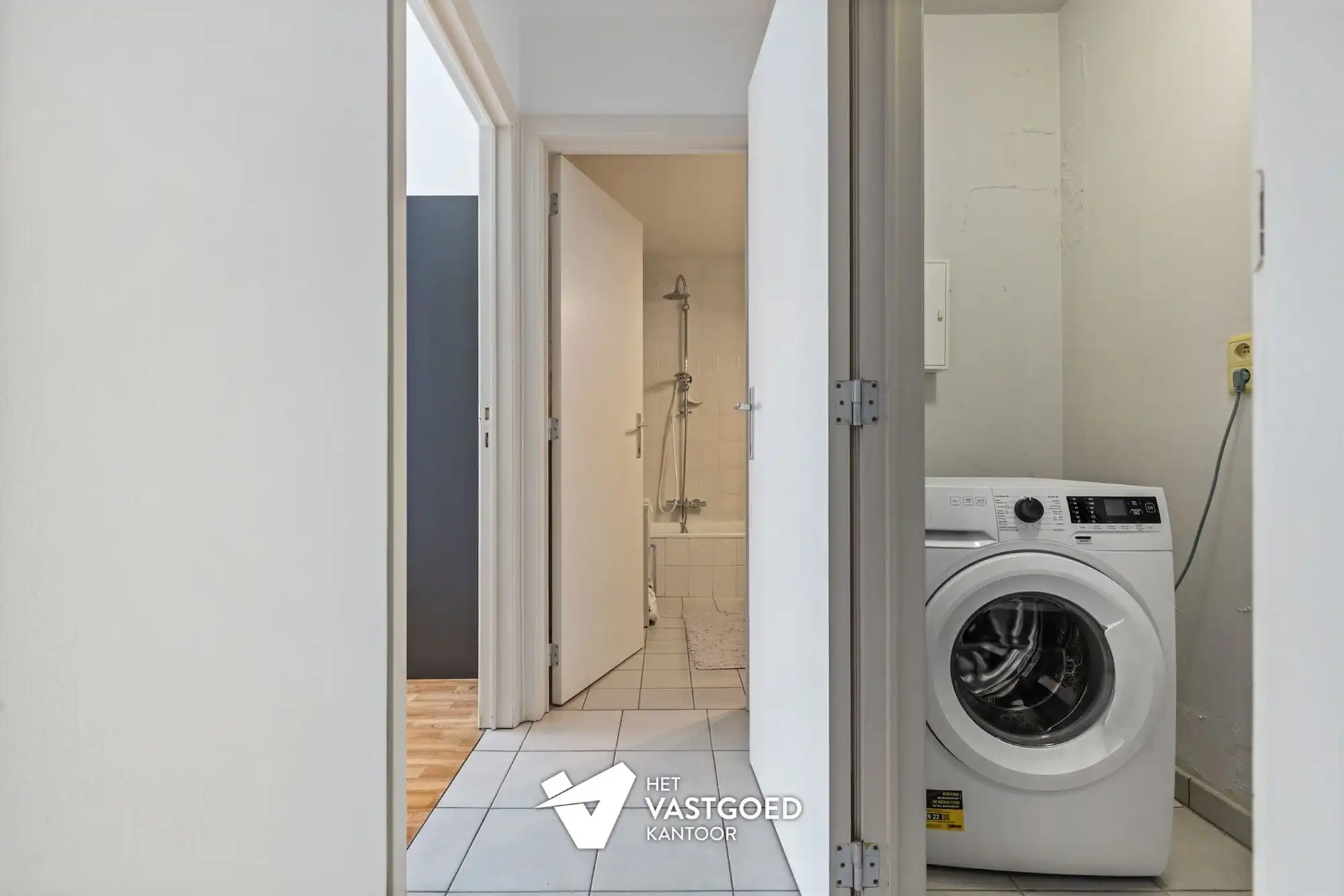 RUIM GELIJKVLOERS 2 SLAAPKAMER APPARTEMENT MET OVERDEKTE AUTOSTAANPLAATS IN BERINGEN CENTRUM foto 12
