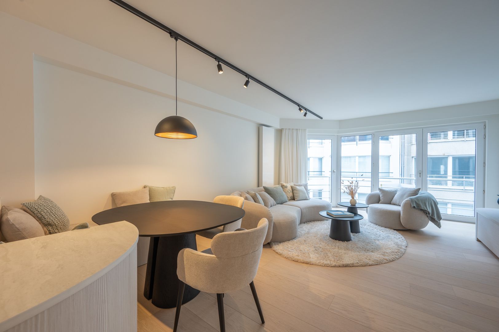 Luxueus gerenoveerd appartement met zijdelings zeezicht foto {{pictureIndex}}