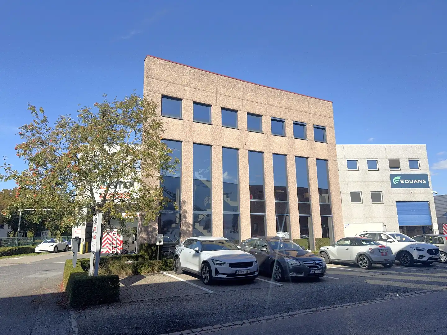 Instapklare kantoren te huur vlakbij afrit E40/R4 in Sint-Denijs-Westrem foto {{pictureIndex}}
