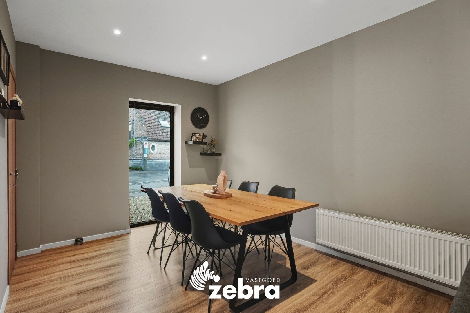 Instapklare gerenoveerde woning met tuin en dakterras te centrum Moorsele! foto 3