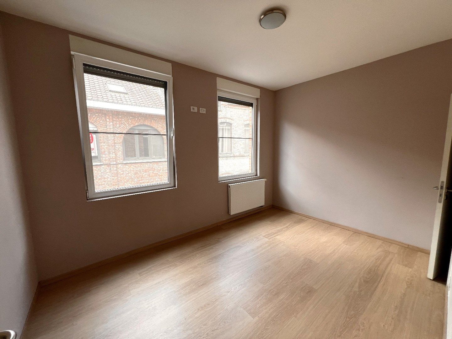 GEZELLIGE STADSWONING MET 3 SLAAPKAMERS EN TERRAS GELEGEN IN HARTJE IEPER foto 6