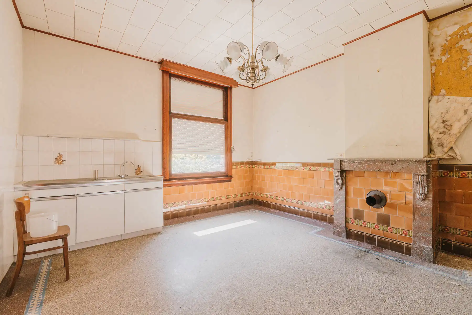 Karaktervolle, te renoveren woning met tal van mogelijkheden foto 3
