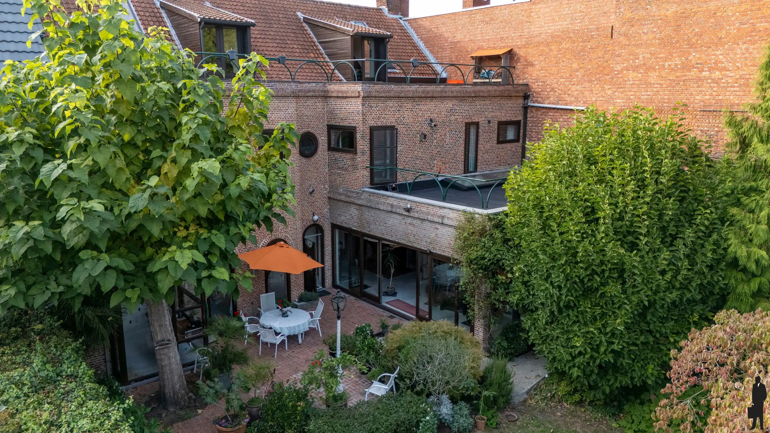 Statig herenhuis met 6 slks, 2 bdks, dubbele garage  foto 2