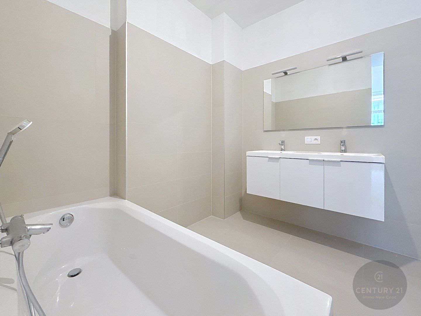 SUBLIEM nieuw 2 slaapkamer app met TERRAS! foto 13