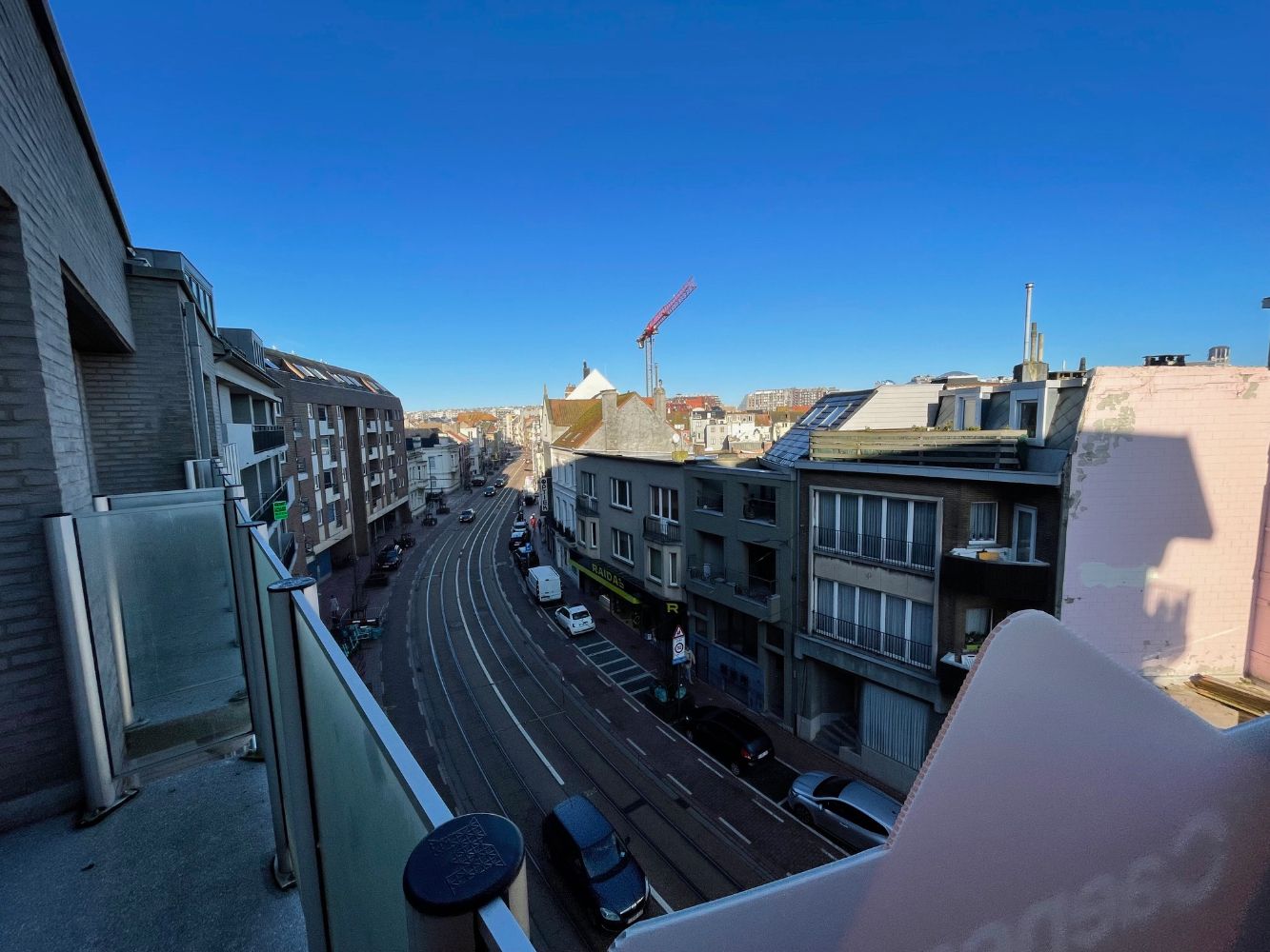 Ruim appartement met drie slaapkamers en twee badkamers( één met douche en één met bad). foto 8