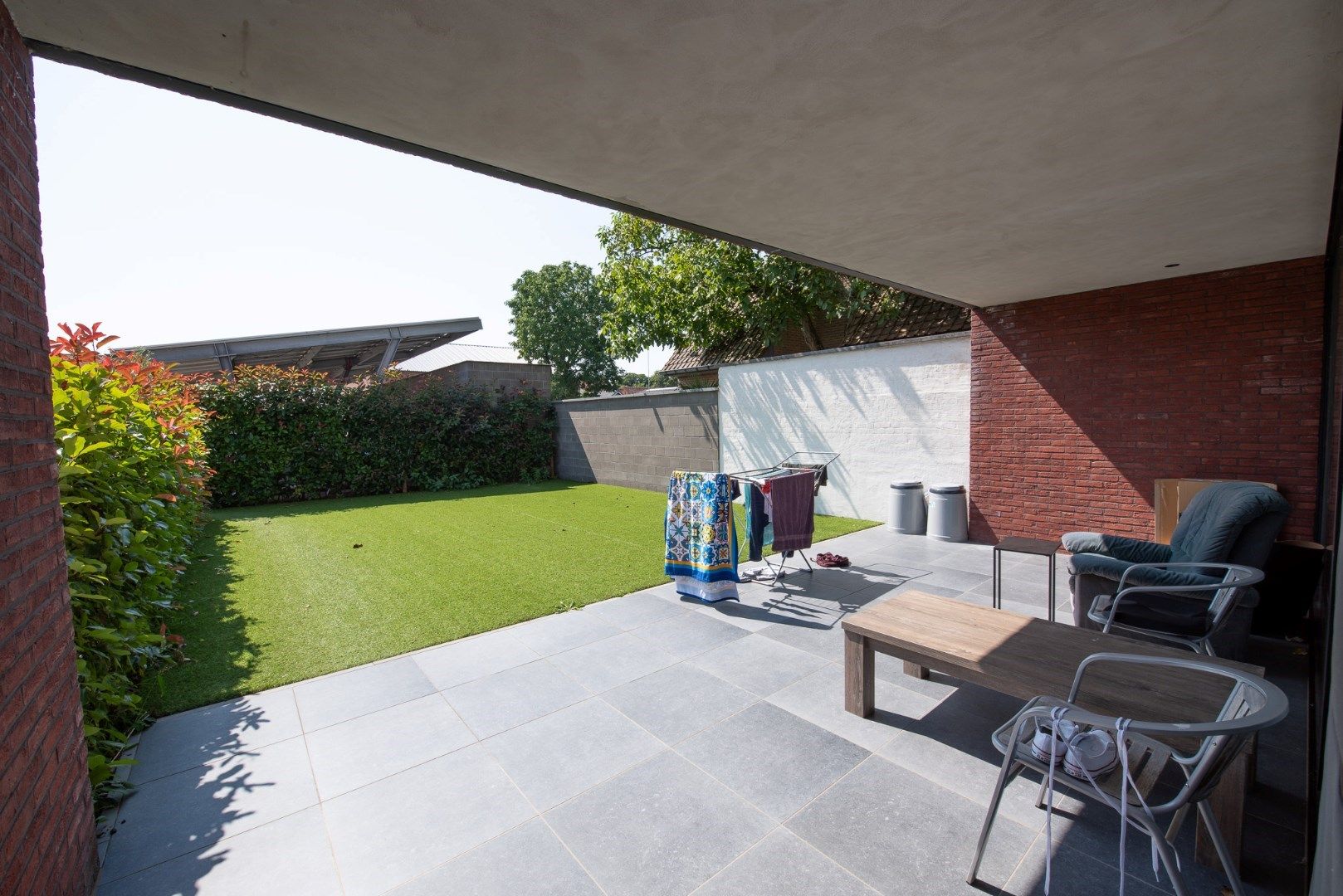 Gelijkvloers appartement met 2 slaapkamers, tuin en terras, carport en tuinberging. foto 2