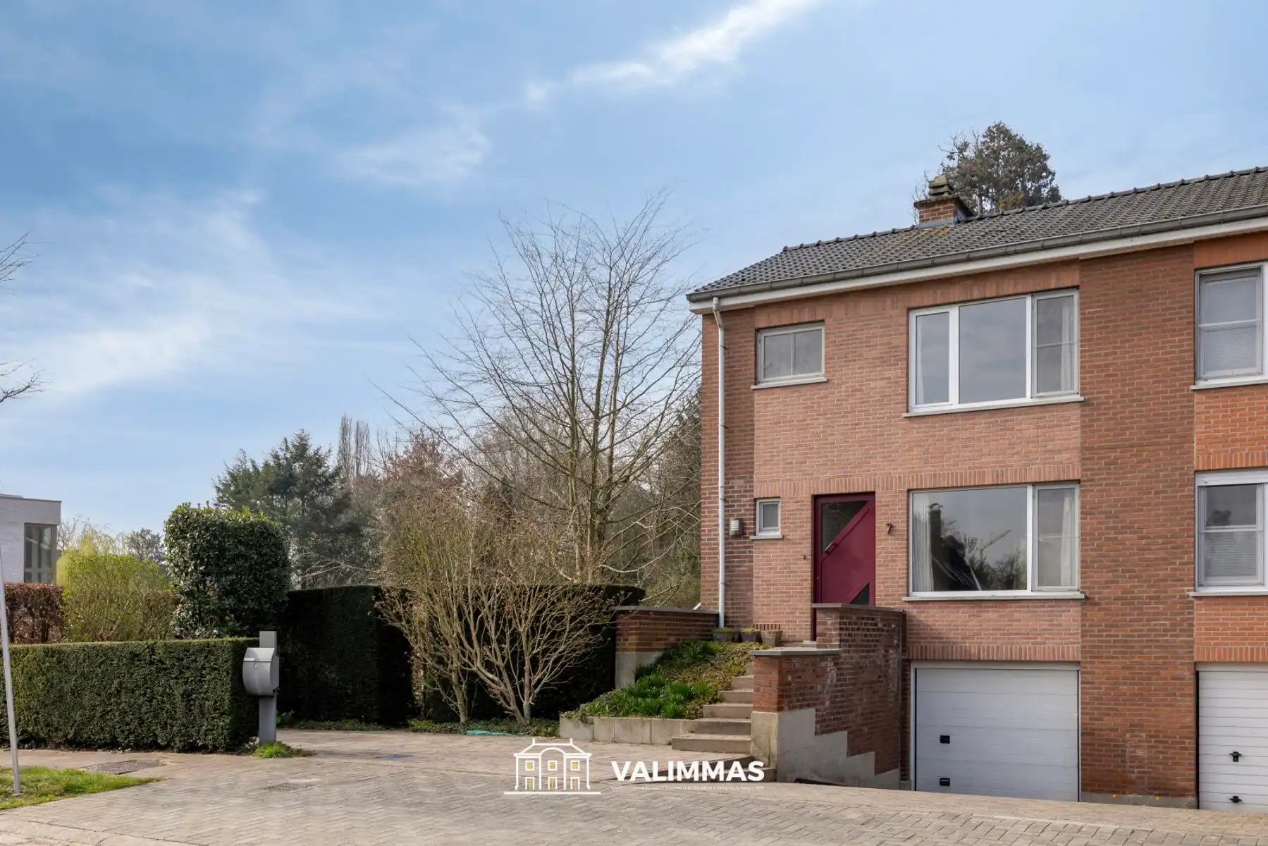 Welgelegen en verzorgde driegevelwoning met garage en tuin foto 2