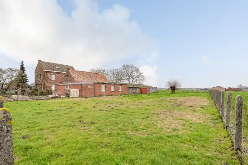 Landelijk gelegen eigendom op 3.070 m² met bijgebouw en weide foto 4