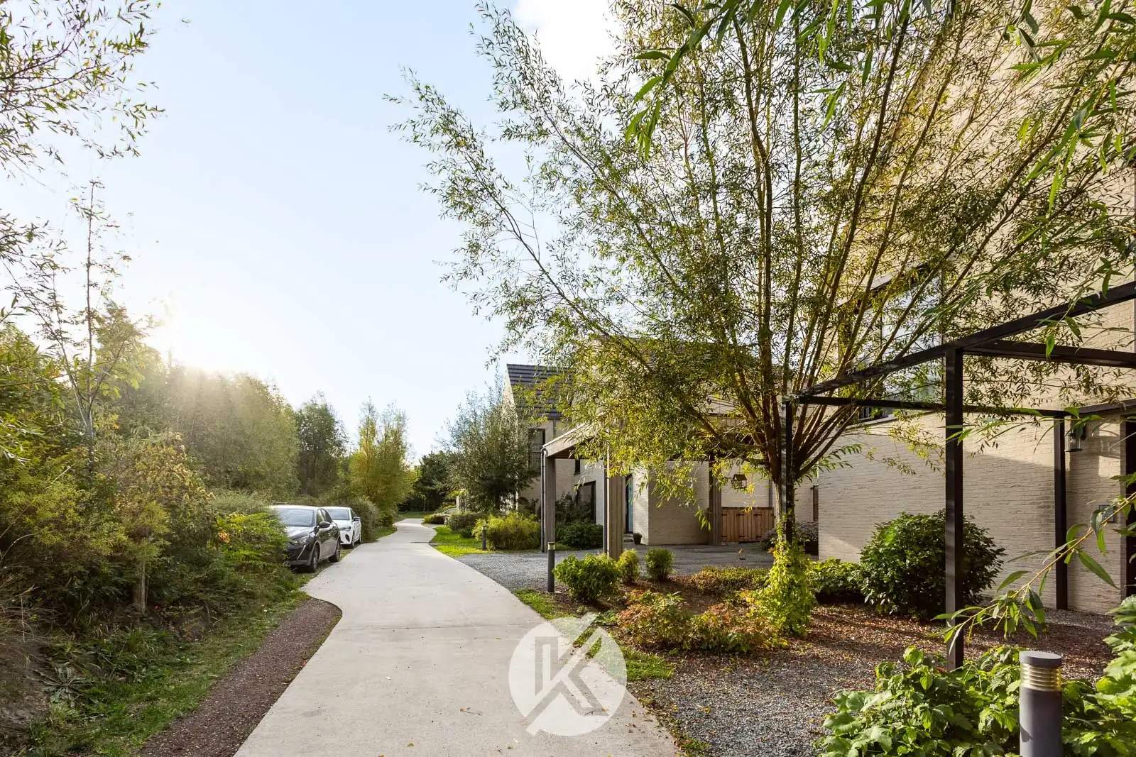 Recente, lichtrijke woning met carport foto 25