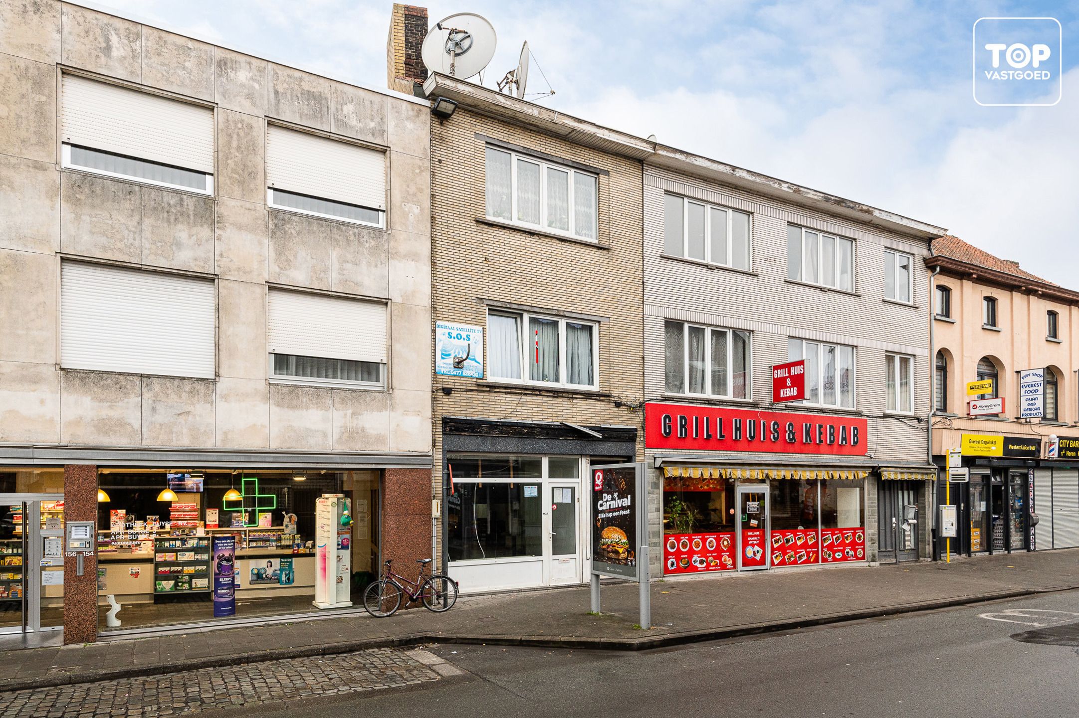 DISCREET Centraal gelegen (opbrengst) eigendom met verhuurd handelsgelijkvloers en 2-slaapkamer woonst foto {{pictureIndex}}