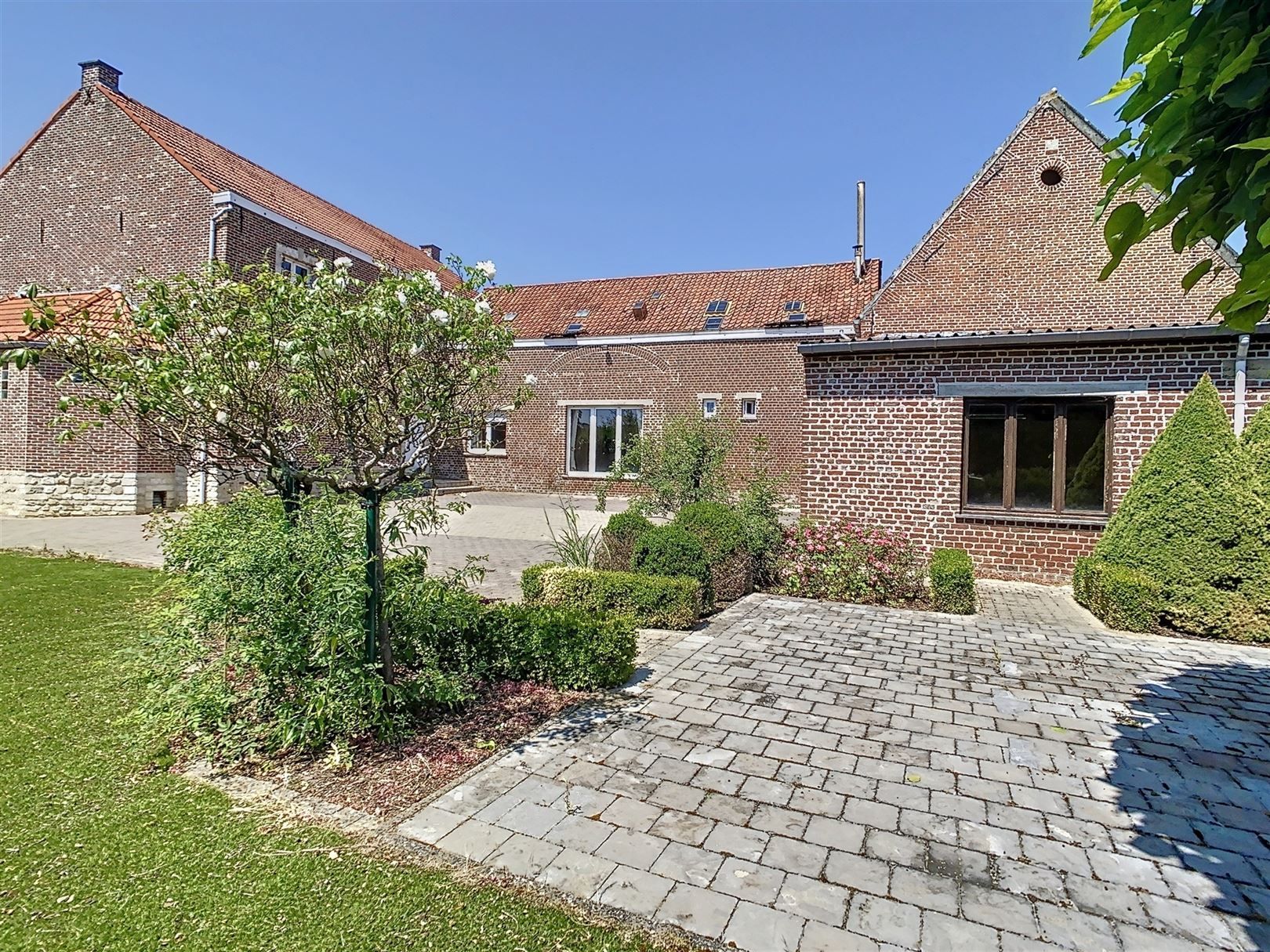 Karaktervolle vrijstaande woning, te renoveren, grote schuur, opp 15a 37ca foto 1