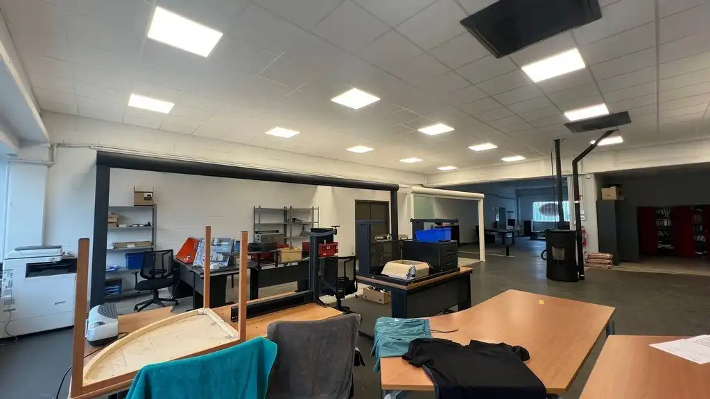 Magazijn met rolbrug en kantoren nabij N47 in Zele foto 14