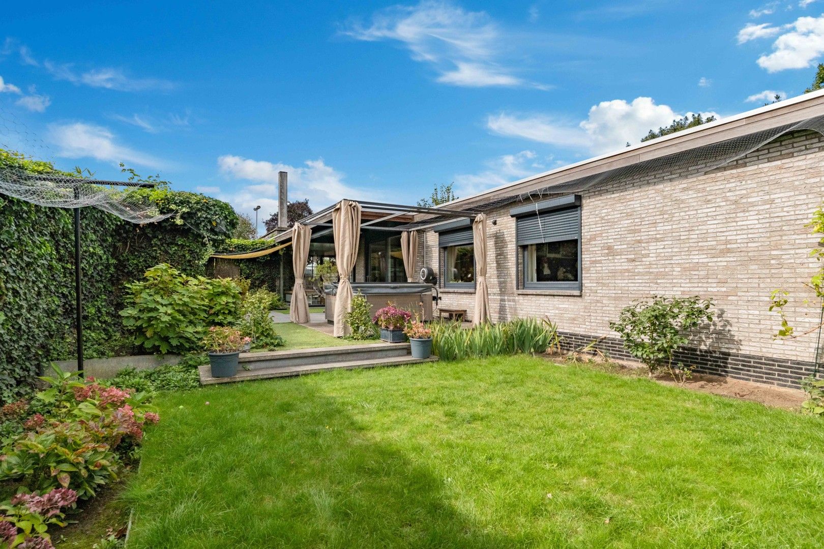 Instapklare bungalowvilla met zwembad en tijdloze architectuur. foto 3