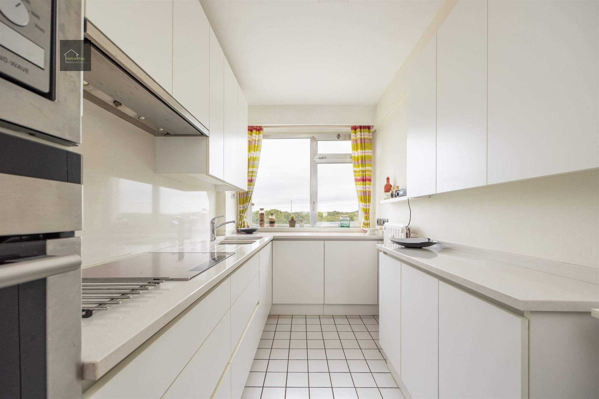 Licht en ruim appartement met uitzicht op het Rivierenhof foto 3