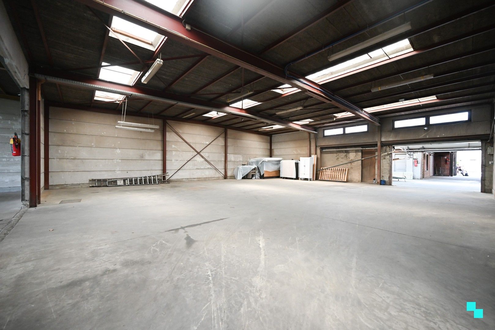 Te renoveren woning met magazijn op zichtlocatie in Izegem foto 8
