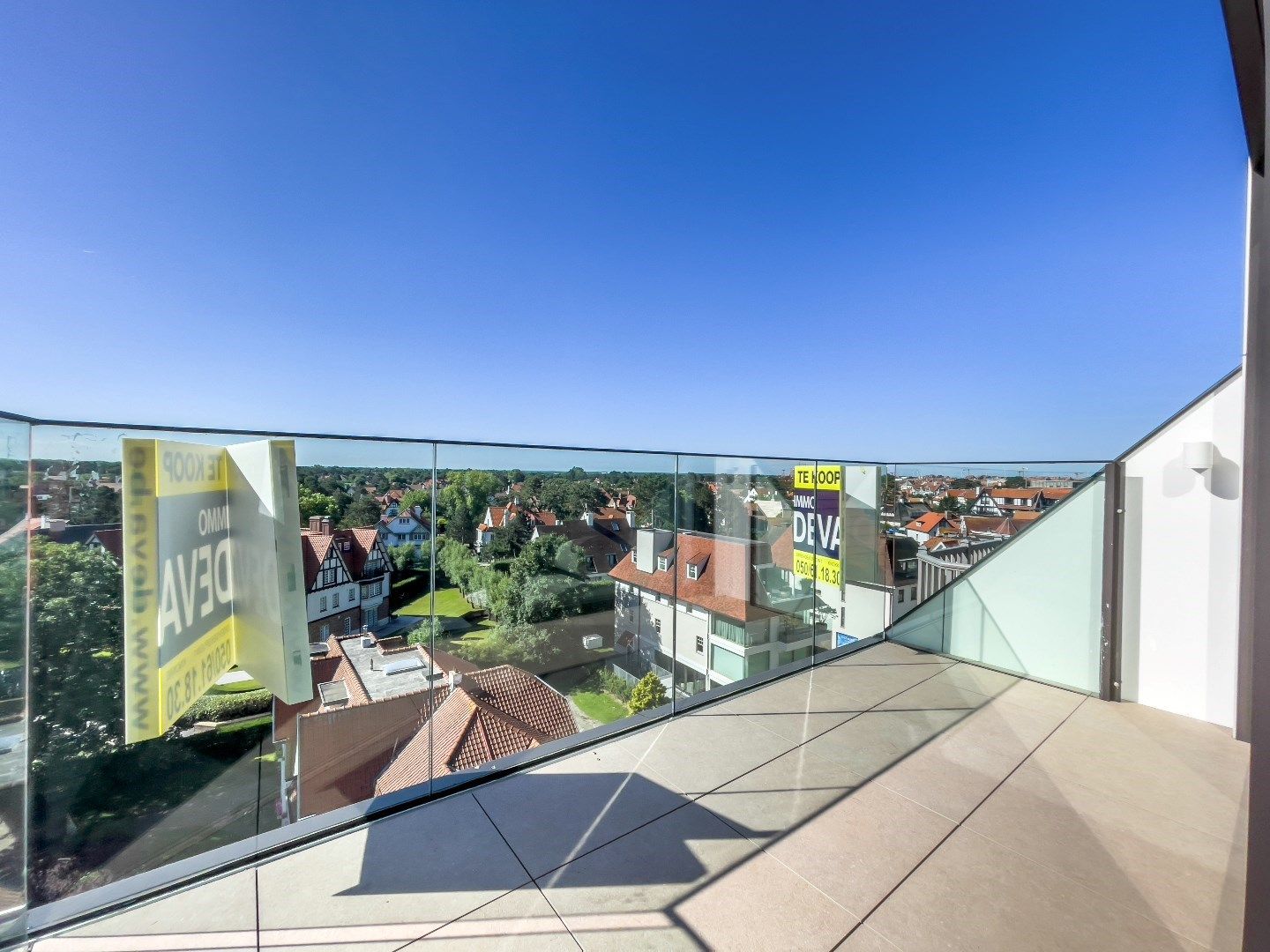 Prachtig nieuwbouw duplexdakapp. met 2 zonneterrassen gelegen op de Kustlaan in hartje  Zoute. foto 3