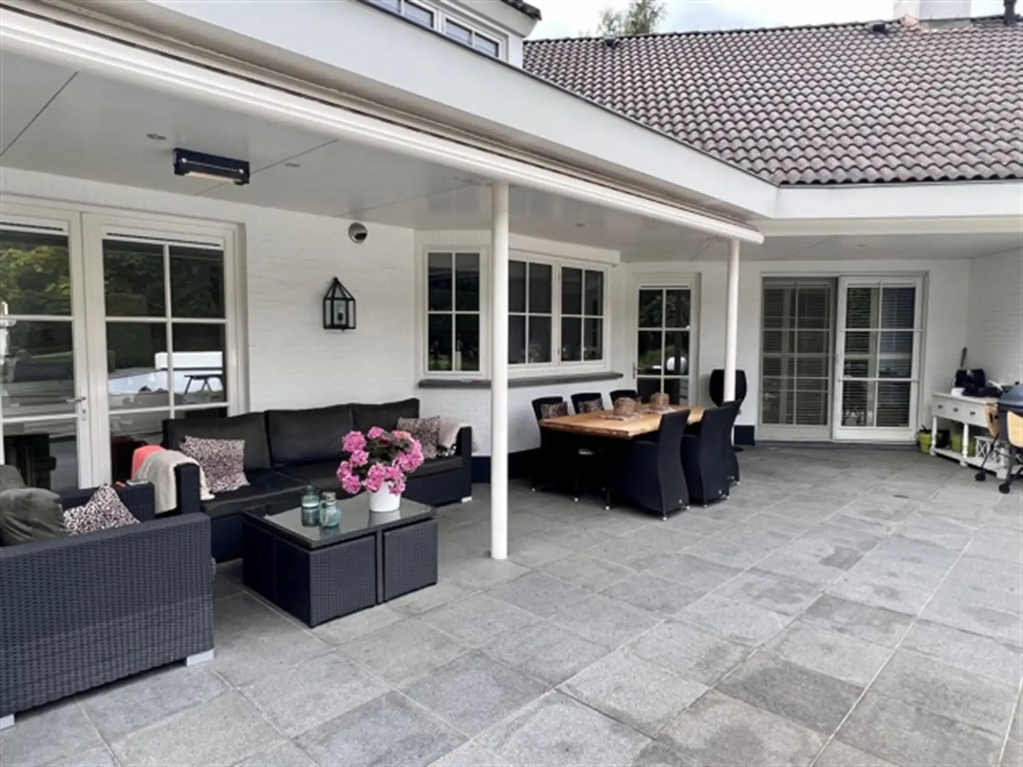 Villa met binnen en buitenzwembad foto 33