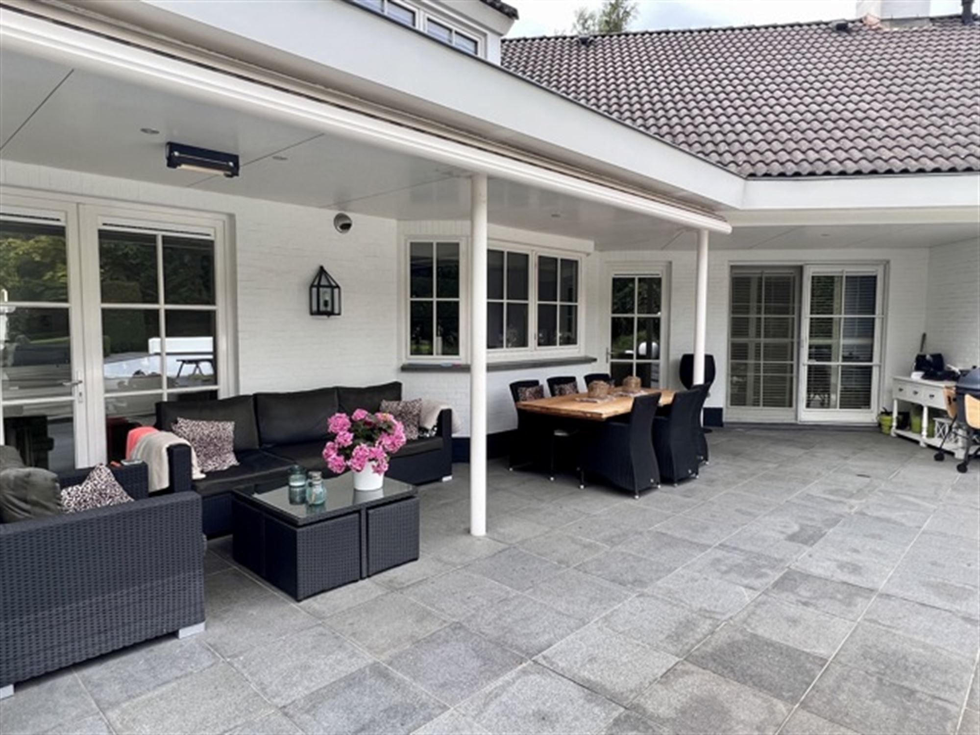 Villa met binnen en buitenzwembad foto 33