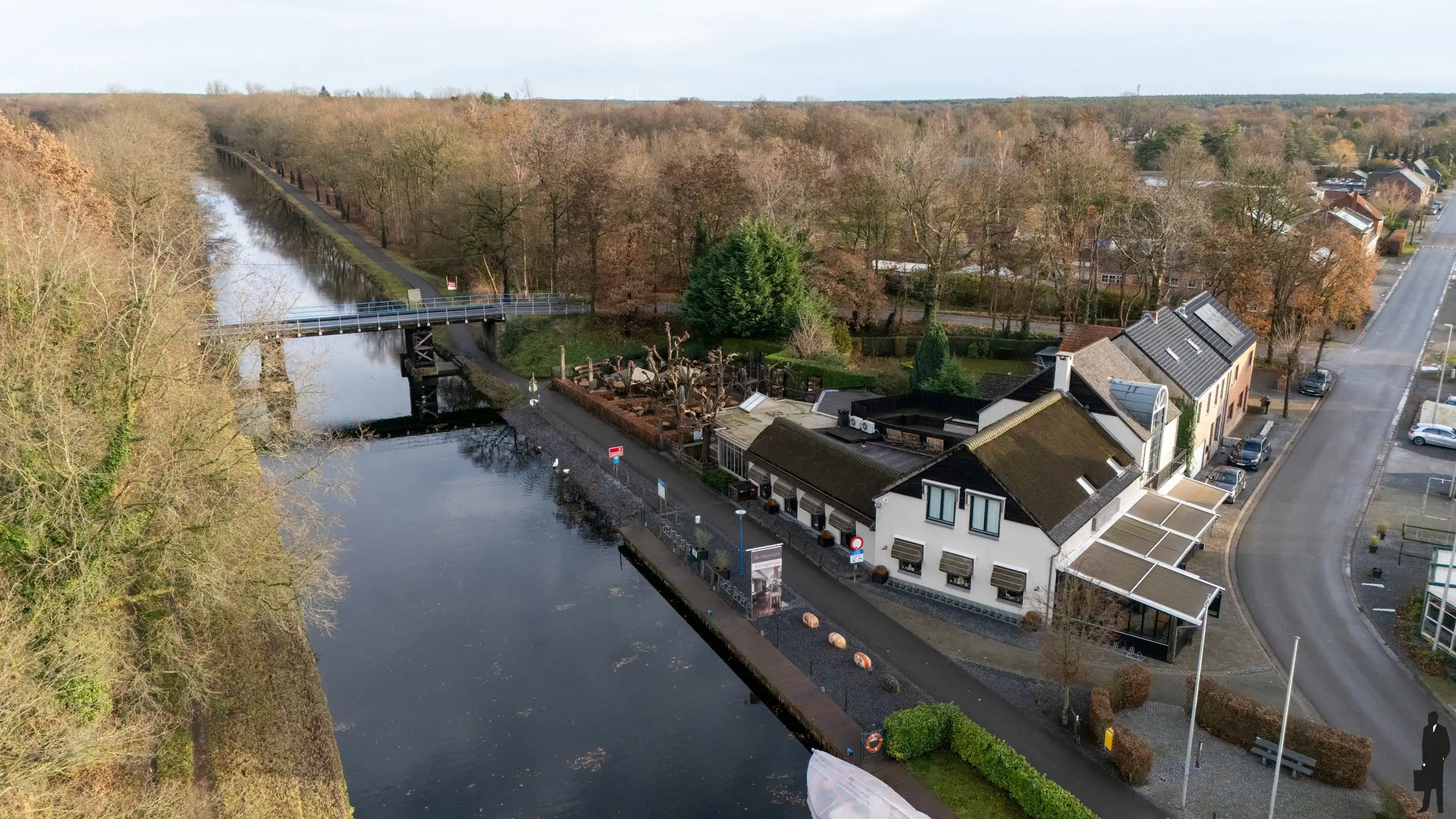 Brasserie met ruime duplexwoning en bouwgrond op toplocatie foto {{pictureIndex}}