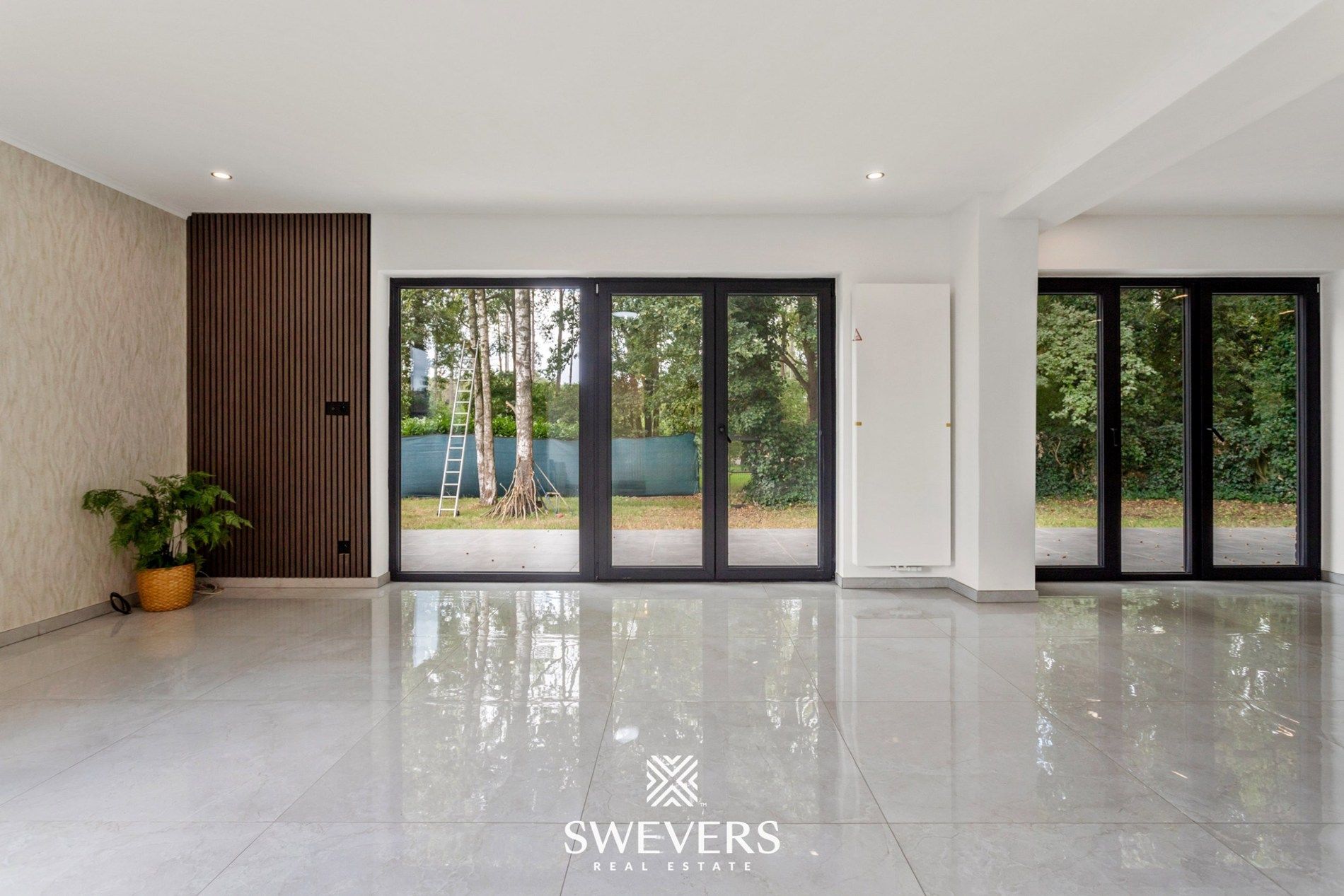 Volledig gerenoveerde gezinswoning met garage en tuin te Genk foto 2