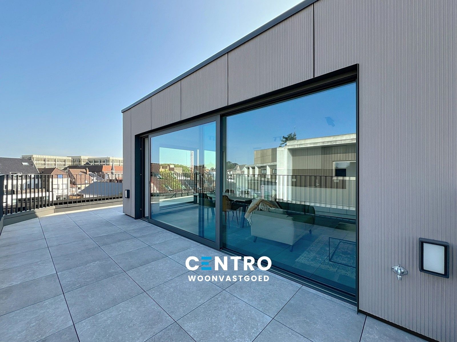 Penthouse (100m²) met RUIME terrassen (33m²) in kleinschalig project pal in het CENTRUM van Kortrijk ! Aankoop aan 6% BTW  mogelijk! foto {{pictureIndex}}