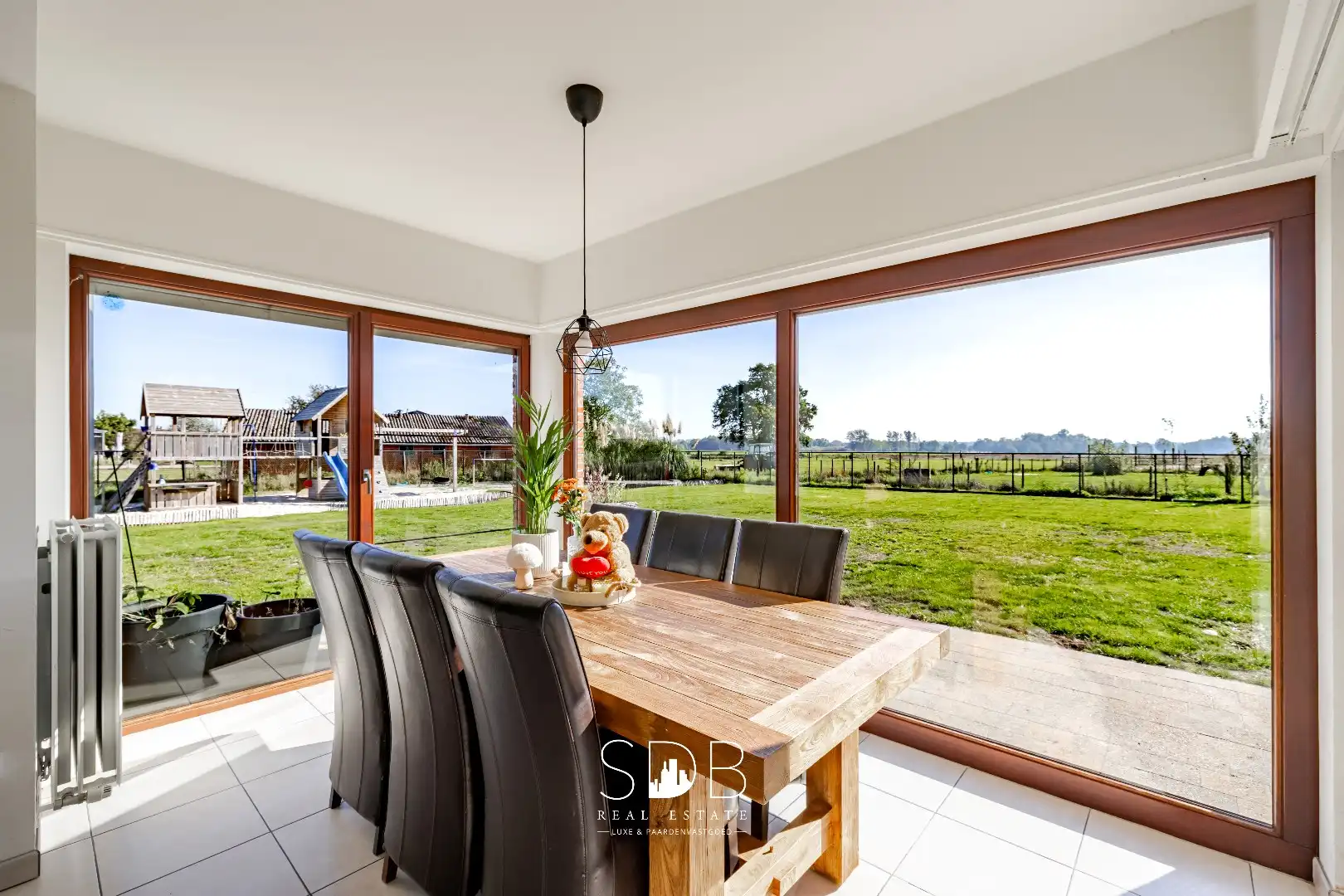 Hedendaagse woning met hippische accommodatie op 17.782m² foto 7