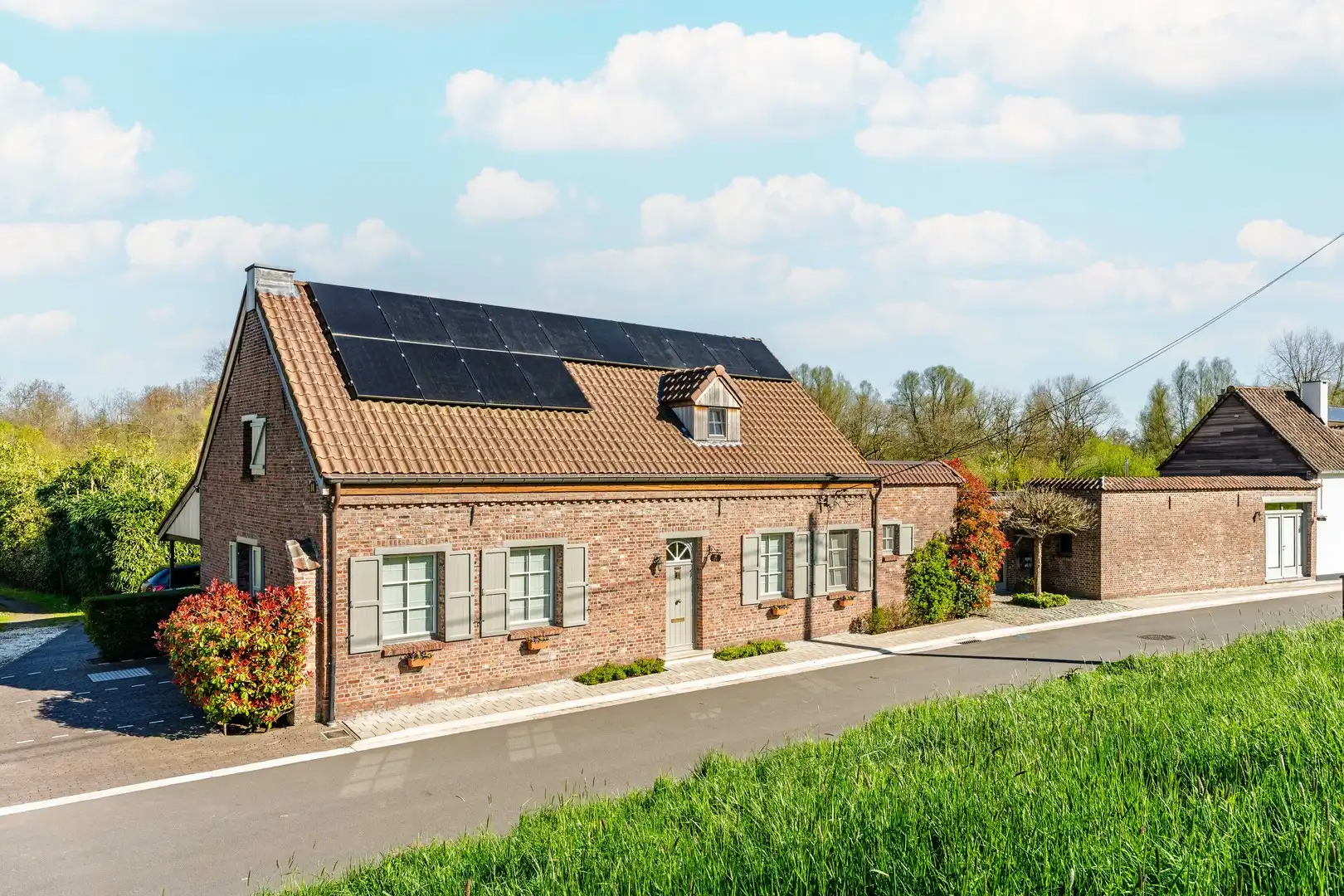 Prachtige instapklare woning met diverse invullingsmogelijkheden! foto {{pictureIndex}}