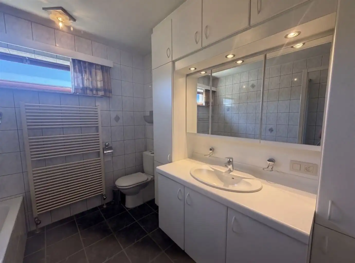 Vrijstaande splitlevelwoning met 3 (+1)slaapkamers, inpandige garage en carport, overdekt terras en omheinde tuin, gunstig gelegen nabij het centrum van Maaseik. foto 16