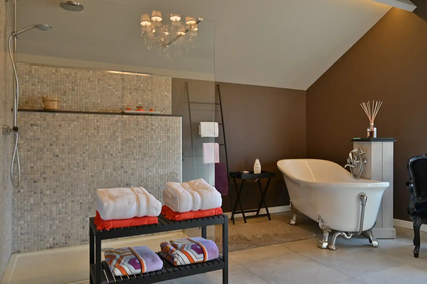 Karaktervolle woning met B&B in Veldwezelt foto 14