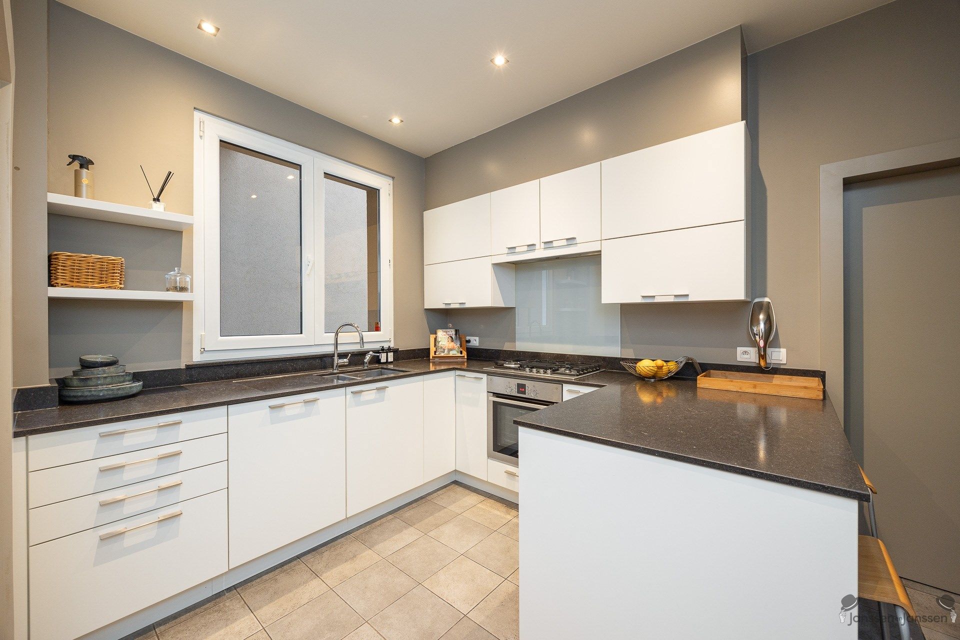 Gerenoveerd herenhuis met min. 4 slaapkamers en praktijkruimte in Berchem.  foto 11