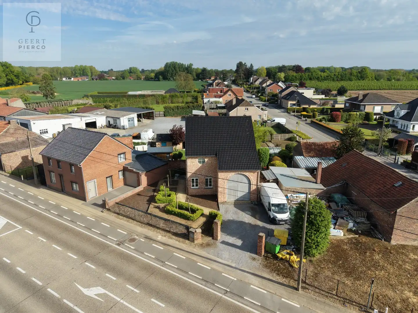 Knappe woonst op toplocatie foto {{pictureIndex}}