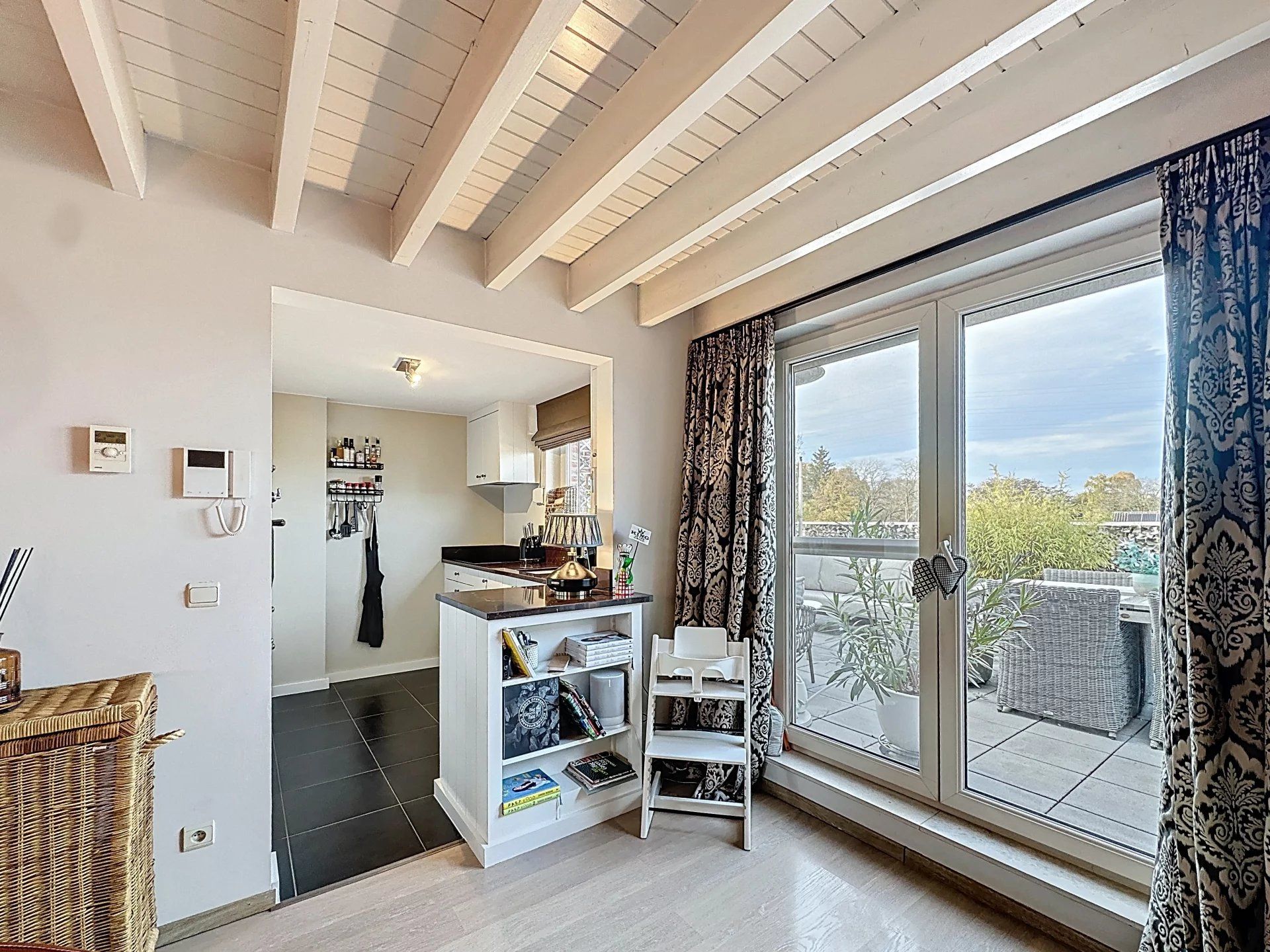 Super gezellig duplex appartement met 1 grote en 1 kleine slaapkamer, groot terras en garage foto 6