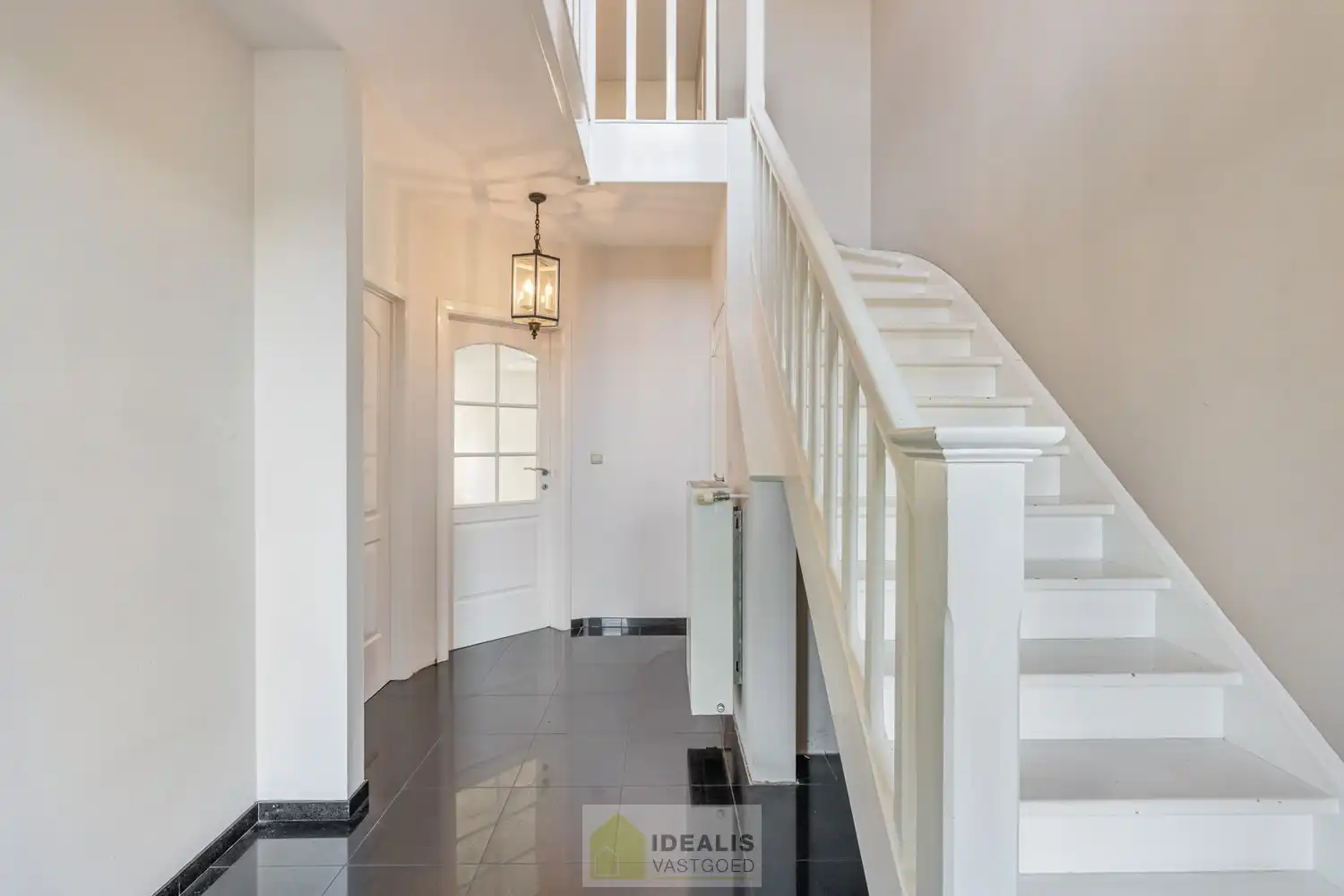 IDEALIS VASTGOED – HEDENDAAGSE EENGEZINSWONING OP RUSTIGE LOCATIE MET AANGELEGDE TUIN OP EEN KNAP PERCEEL (9A87CA) NABIJ HET CENTRUM VAN PELT – De woning omvat een heerlijke lichtrijke open leefruimte met aansluitend goed uitgeruste keuken, fijne wasplaats/berging, 4 royale slaapkamers en goed ingerichte badkamer. Een praktisch ingedeelde woning op een aangenaam en ruim perceel! foto 3