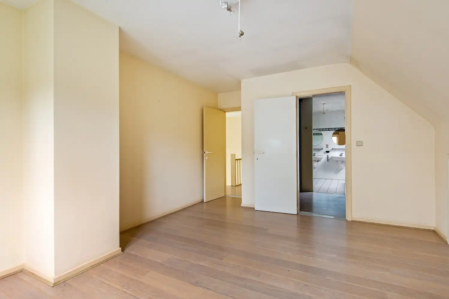 Karaktervolle gezinswoning met tal van mogelijkheden op centrale locatie in Hove foto 20