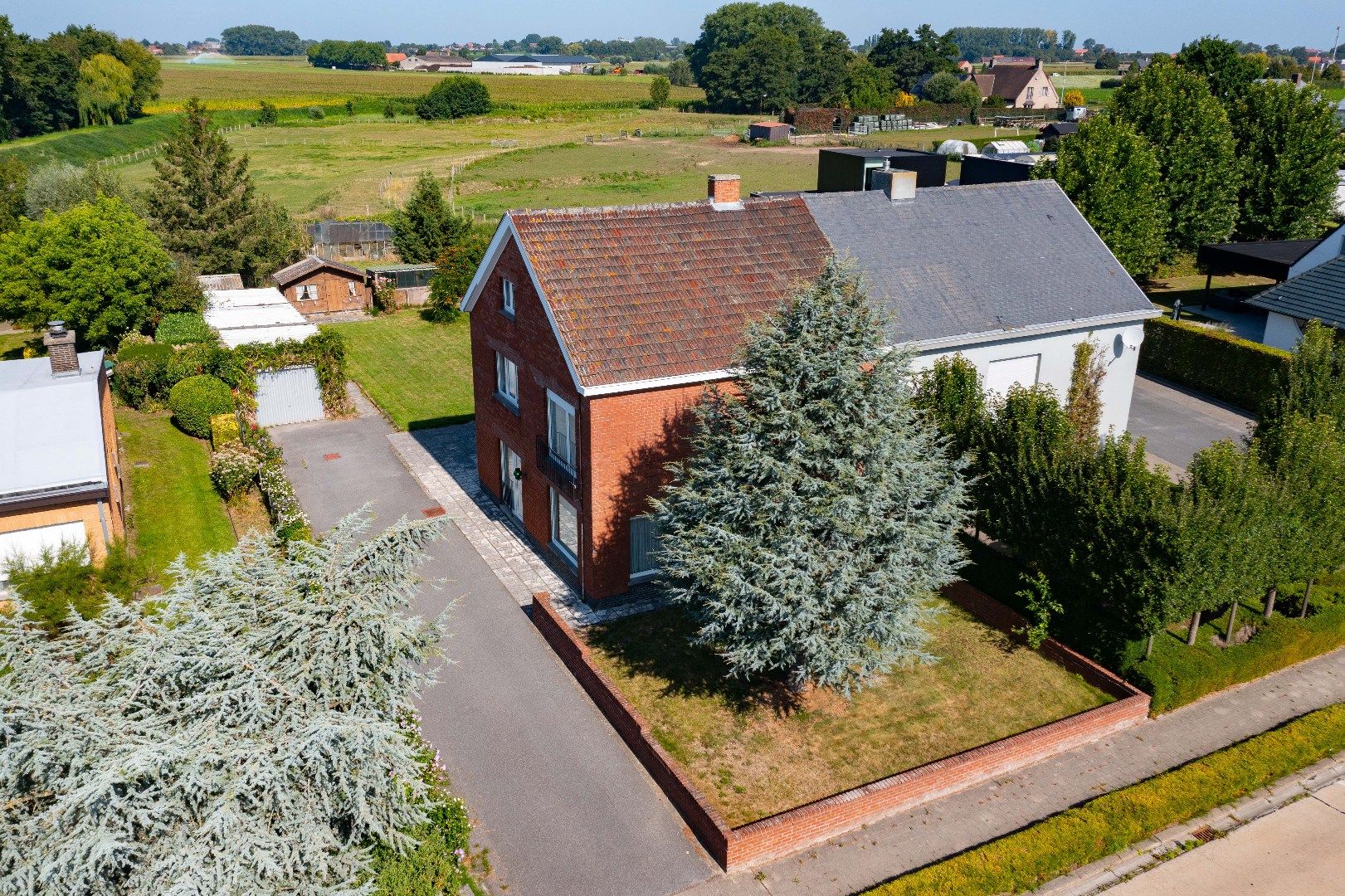 Hoofdfoto van de publicatie: RUIME GEZINSWONING OP 1.002 m² MET PRACHTIG VERZICHT 