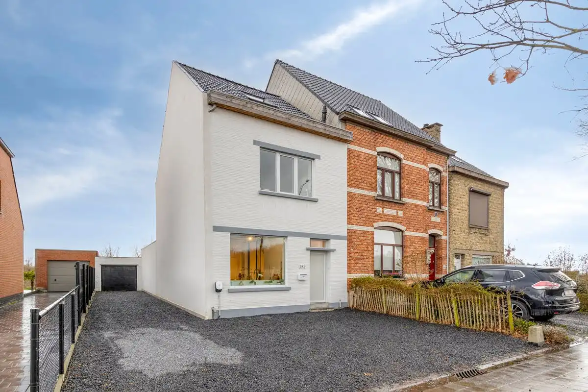 Instapklare halfopen woning te koop in Brugge met ruime tuin foto {{pictureIndex}}