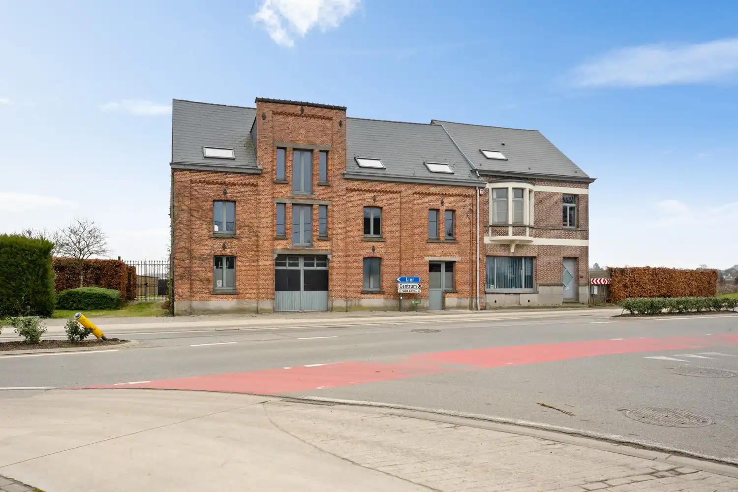 Zonevreemde woning met magazijn te Putte foto 3