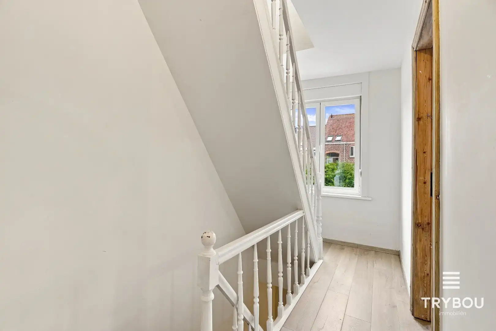 Ruime rijwoning in het centrum van Ieper! foto 11