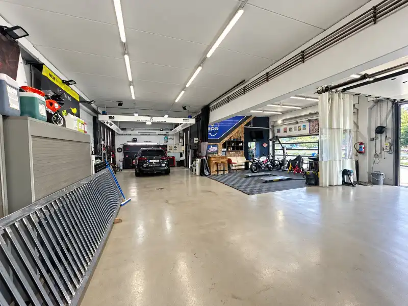 Uitstekend KMO-gebouw met Magazijn, Kantoren, en Parkeerfaciliteiten foto 4
