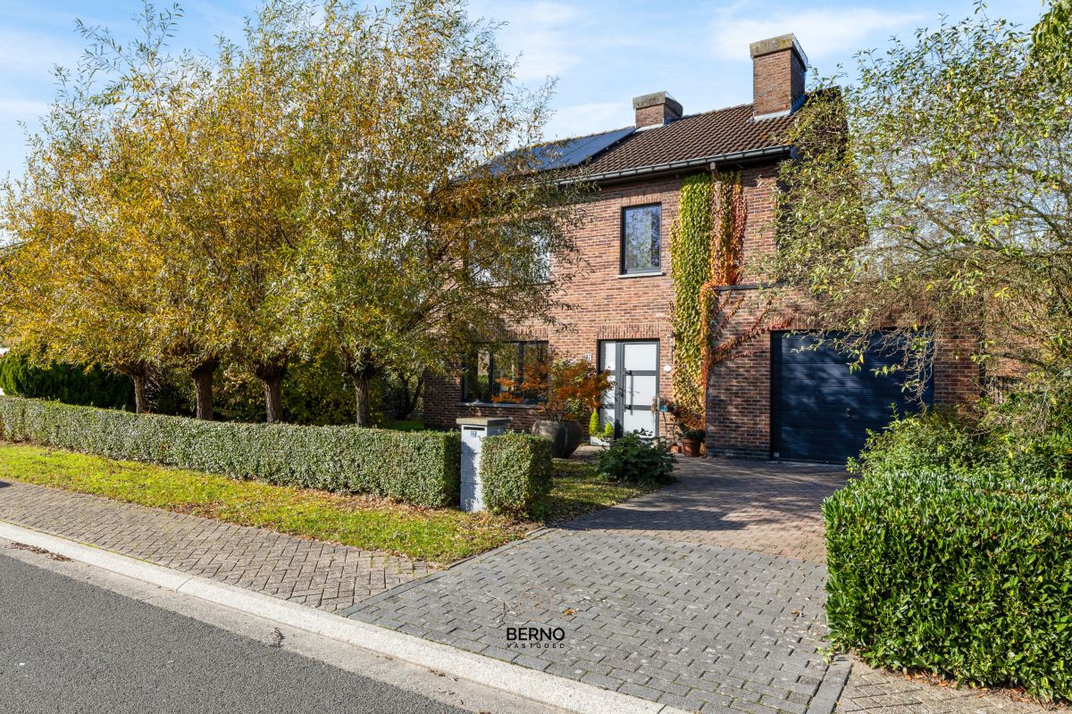 Instapklare en energiezuinige gezinswoning met tuin in Lebbeke foto {{pictureIndex}}