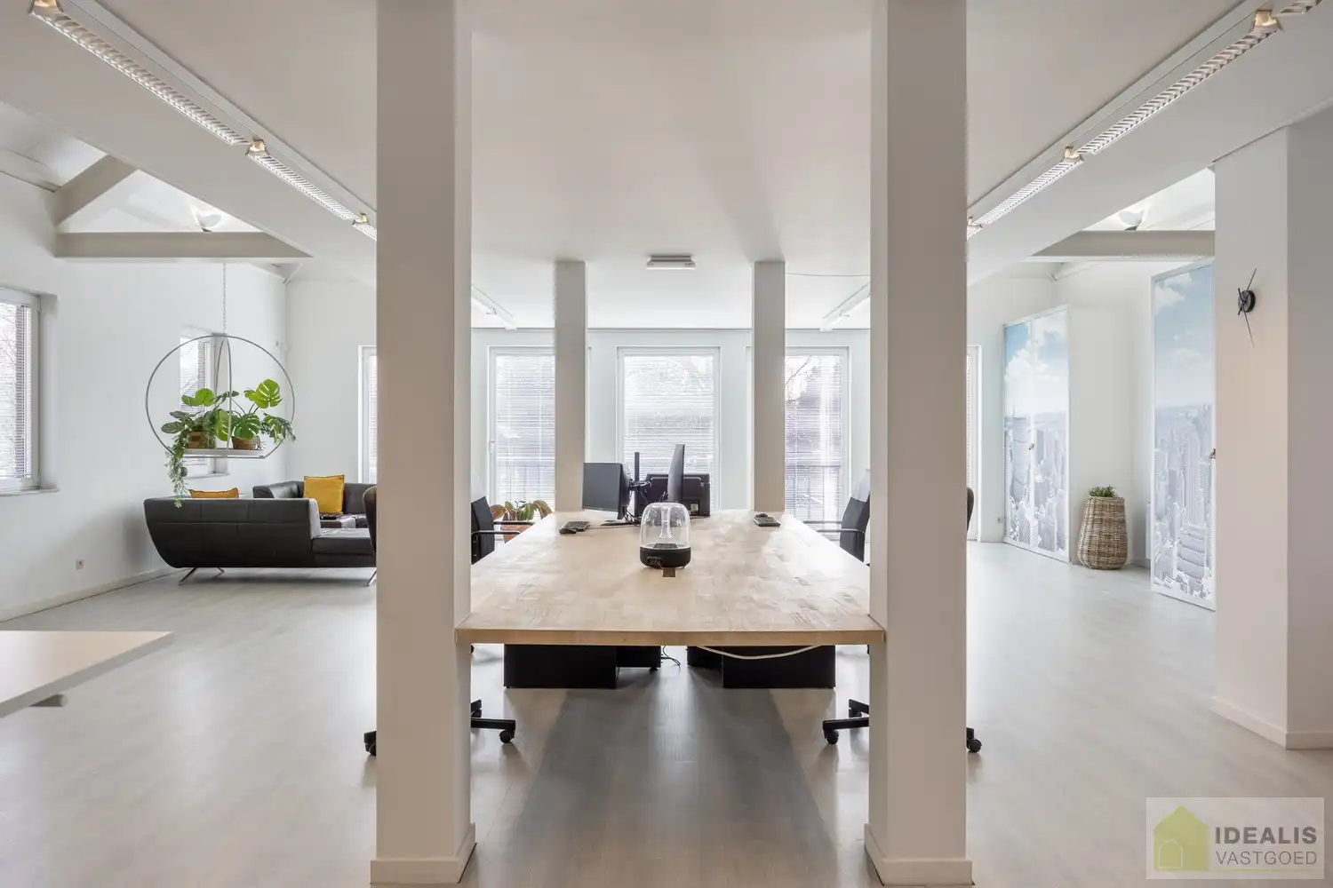STATIG, STRAK EN UITERST RUIM COMPLEX MET HOOGSTAANDE AFWERKING EN OOG VOOR DETAIL. MOMENTEEL VOORZIEN VAN 3 SLAAPKAMERS, RIANTE LEEFRUIMTES ÉN UNIEKE LANDSCAPE KANTOORRUIMTES OP RESIDENTIËLE DOCH GUNSTIGE LOCATIE!! Dit exclusieve complex omvat maar liefst +-400m² netto bewoonbare oppervlakte! Kenmerkend aan dit statige pand is de unieke voorgevel die bezet is met keramische kunst van Pieter Stockmans. Gelegen op een residentiële locatie in een rustige woonstraat doch op enkele minuten van het centrum van Genk! foto 35