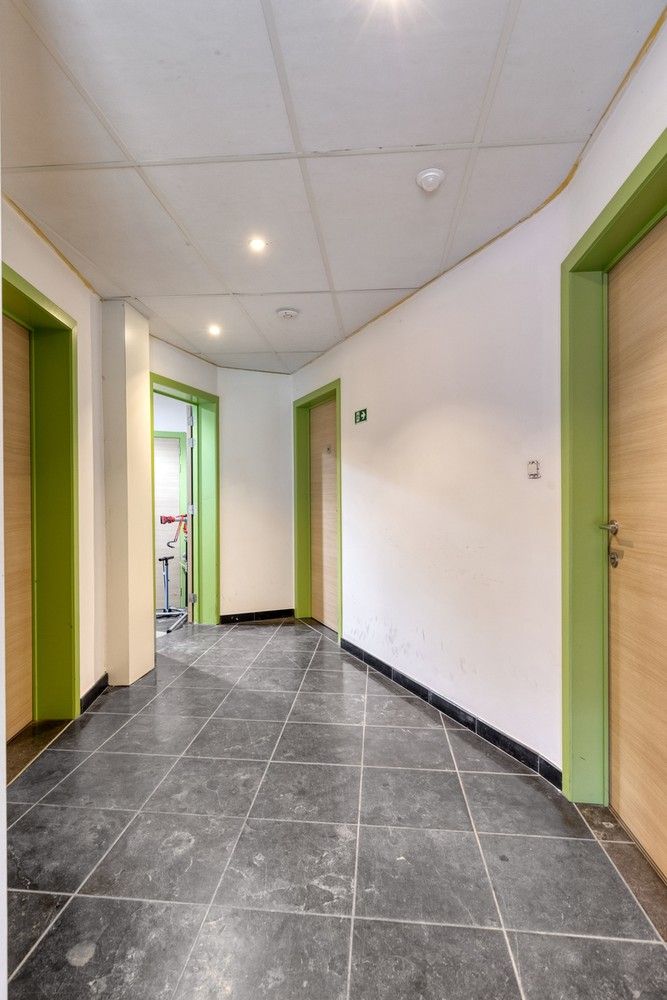 Sterk visueel gelegen kantoorgebouw met 3 standplaatsen en groot bovenliggend appartement met 6% bruto rendement. foto 2