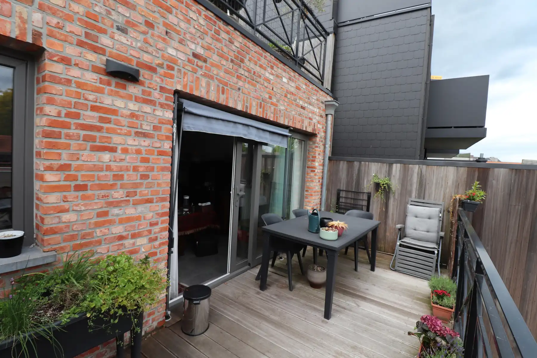 Energiezuinig appartement met lift, terras, autostaanplaats en fietsenberging. foto {{pictureIndex}}