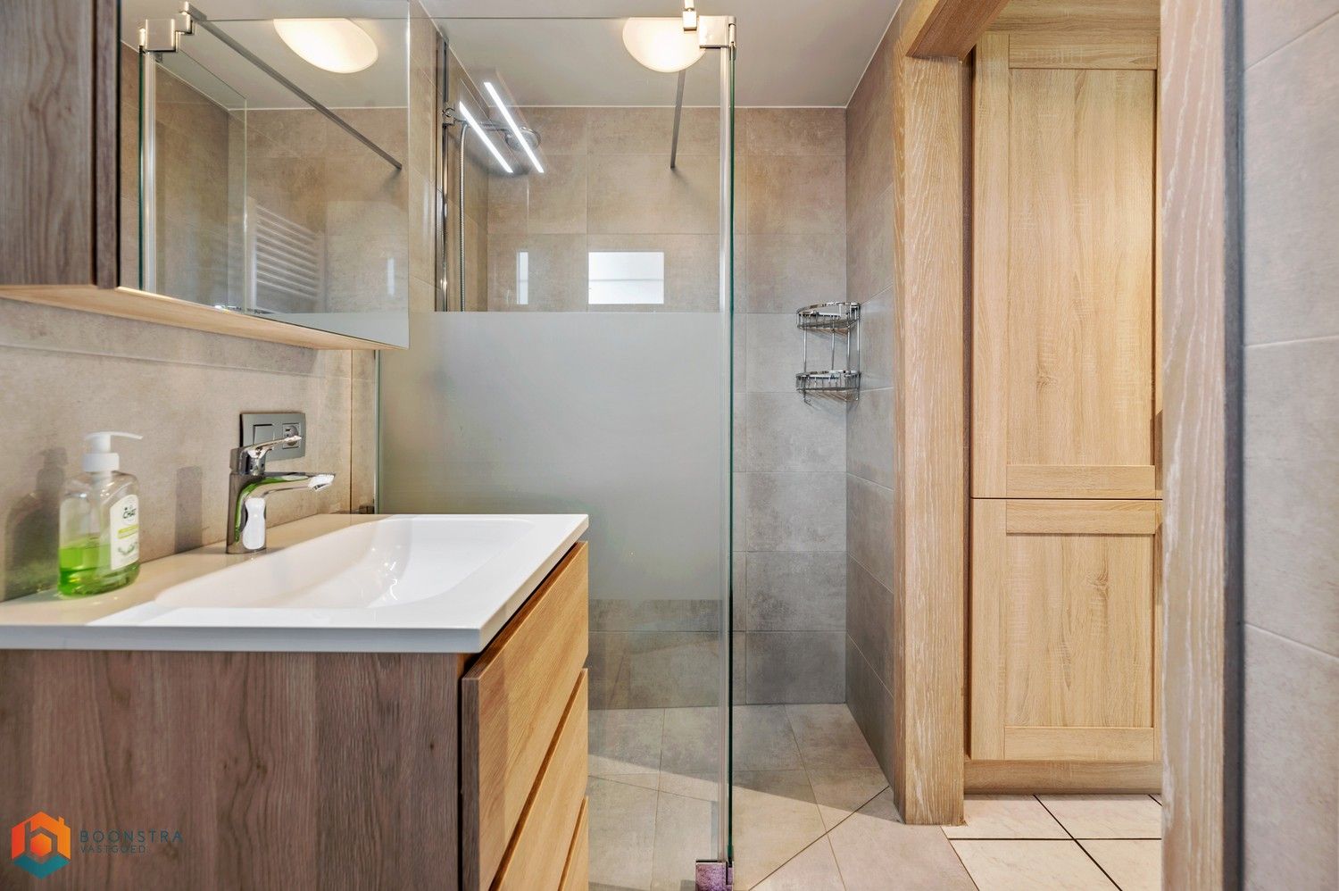 Verzorgde woning met 2 slpkrs, leuke tuin en garage foto 9