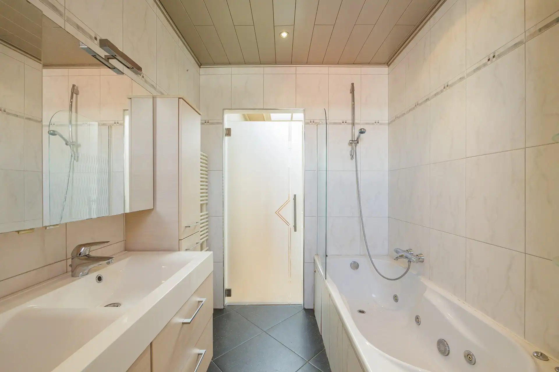 Woning met veel potentieel in rustige straat in Deurne-Oost foto 17