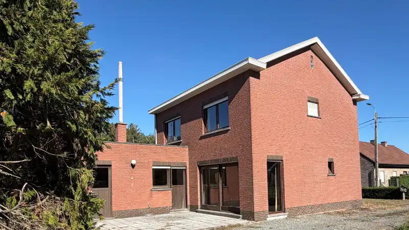 Woning van ±185m² op 4 are 60 ca in half-open-bebouwing foto 2
