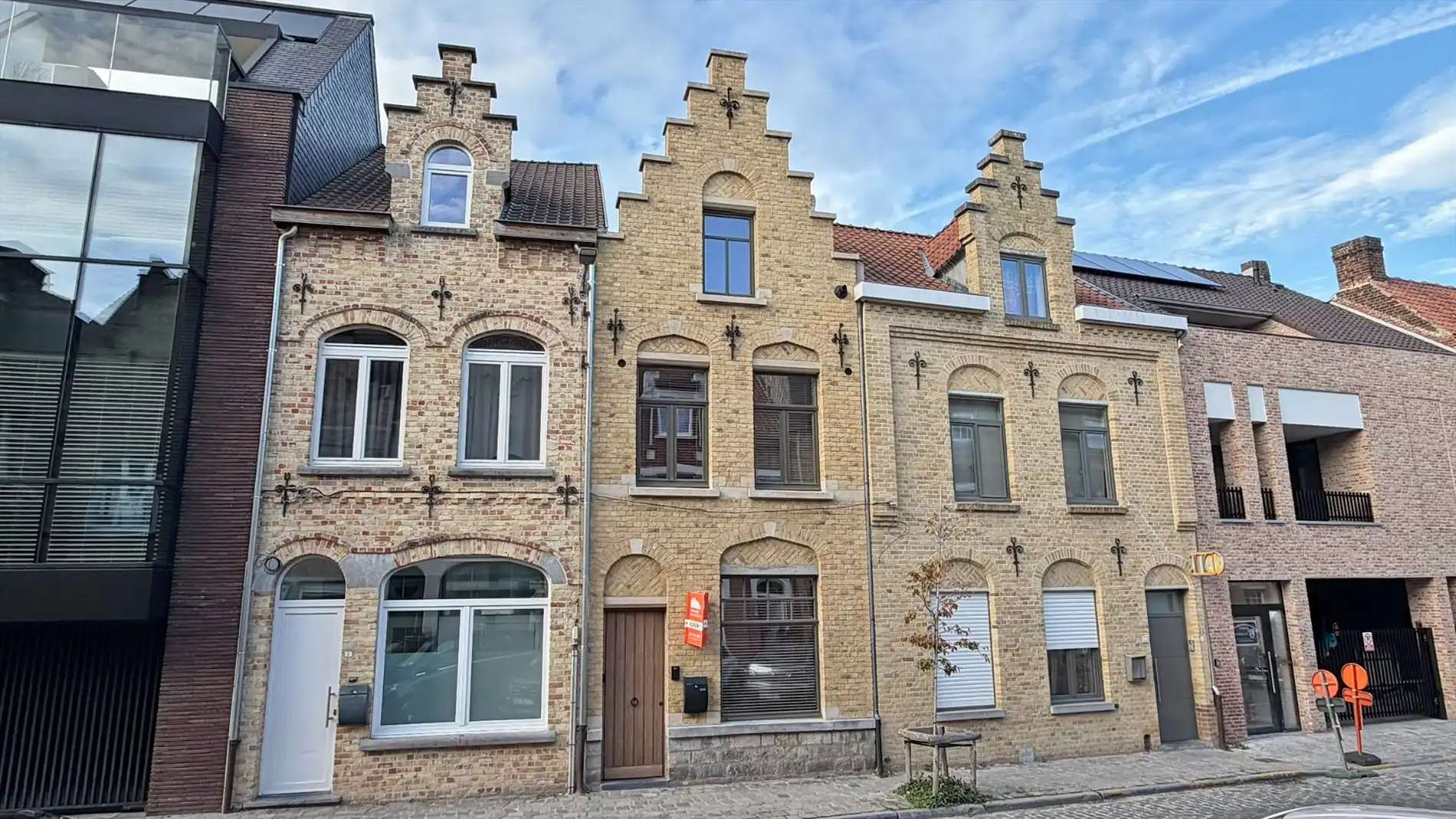 Volledig vernieuwde en energiezuinige stadswoning met 2 terrassen in de stadskern. foto {{pictureIndex}}